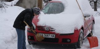 Де не варто залишати авто взимку на ніч: розповідаємо про ризики