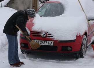 Де не варто залишати авто взимку на ніч: розповідаємо про ризики