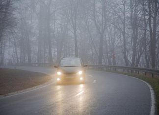 Автоінструктор розповів, як потрібно їздити машиною в туман