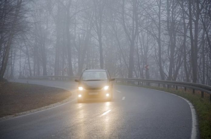 Автоінструктор розповів, як потрібно їздити машиною в туман