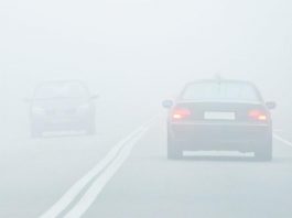 Автоексперт пояснив, як безпечно керувати автомобілем під час туману