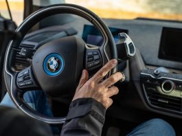 BMW запропонувала замінити сенсорні екрани на браслет для водія