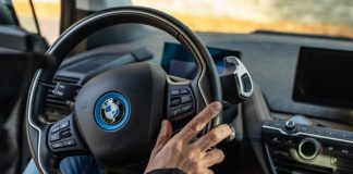 BMW запропонувала замінити сенсорні екрани на браслет для водія