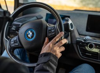 BMW запропонувала замінити сенсорні екрани на браслет для водія