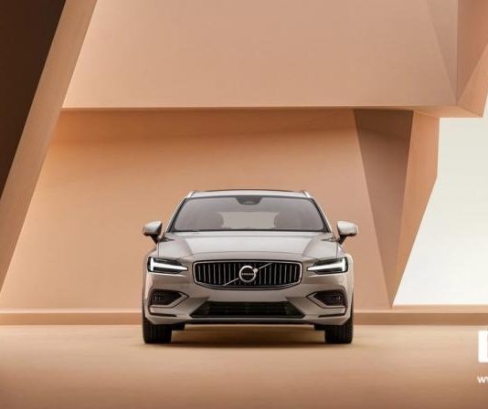 Представлено оновлений Volvo V60 2025: опубліковано ціни та оснащення