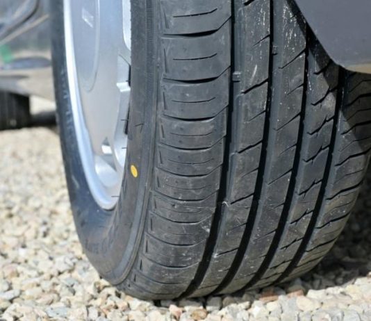 Що означають червоні та жовті крапки на шинах Що означають червоні та жовті крапки на шинах