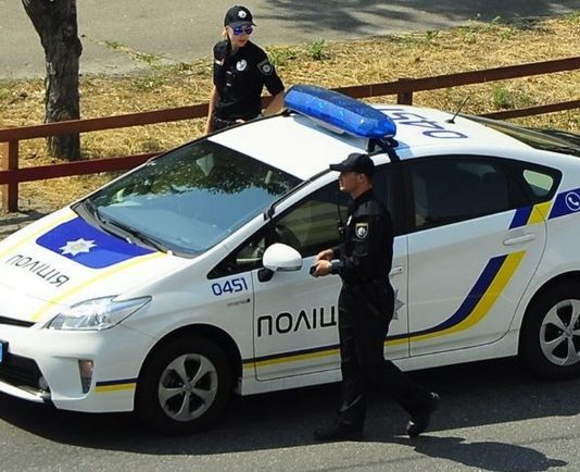 Поліція пояснила, що не можна робити водіям під час перевірки документів Поліція пояснила, що не можна робити водіям під час перевірки документів