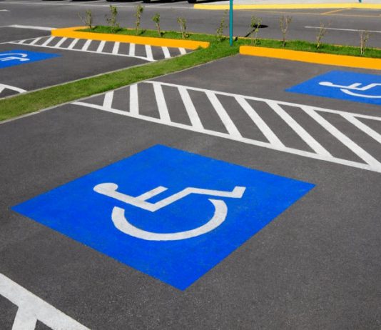 В Україні посилять відповідальність за паркування на місцях для людей з інвалідністю