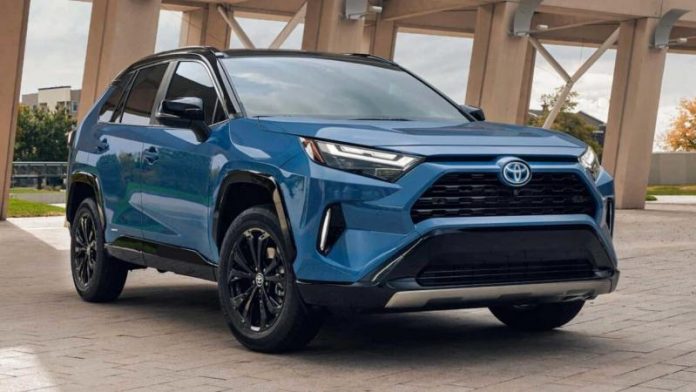 Toyota RAV4 і Lexus NX відкликають через ризик відпадіння коліс і гальм