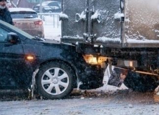 Ожеледиця та снігопад: правила безпечного водіння в зимових умовах