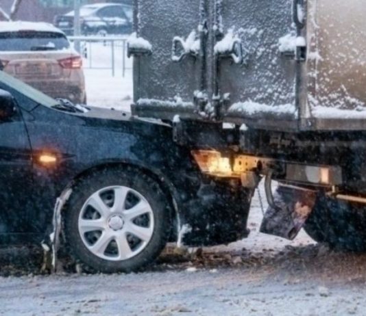 Ожеледиця та снігопад: правила безпечного водіння в зимових умовах