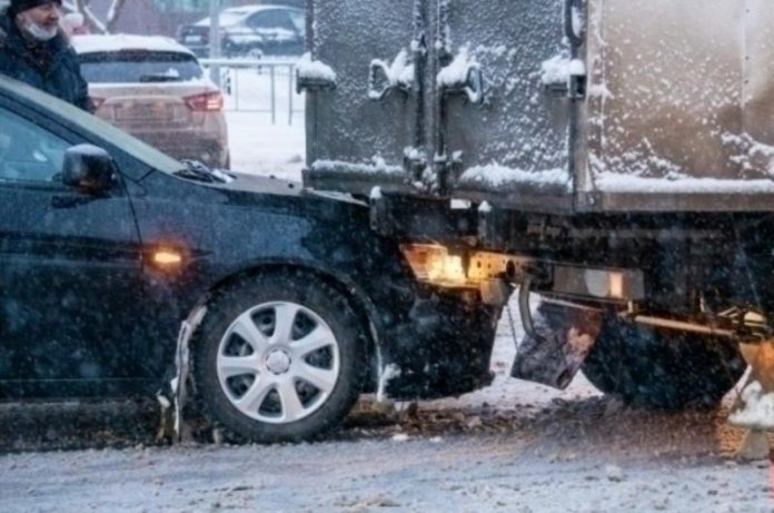 Ожеледиця та снігопад: правила безпечного водіння в зимових умовах