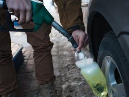 Водіям пояснили, чому не можна перевозити бензин у пластикових пляшках