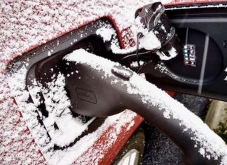 Tesla впроваджує функцію підігріву зарядного порту