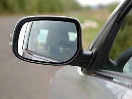 Експерти пояснили, чому не варто складати бічні дзеркала під час паркування