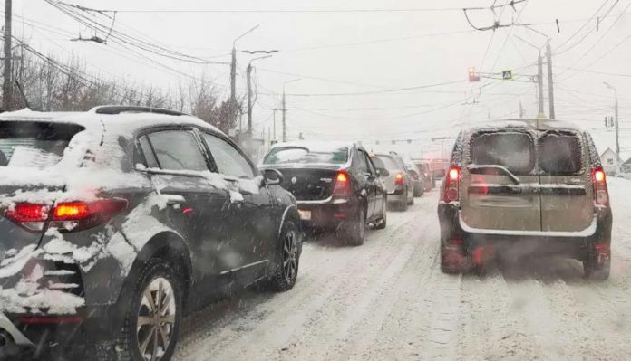 Готуємося до зимових поїздок: три основні поради для водіїв