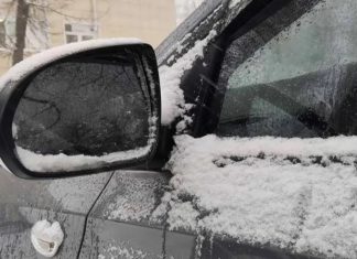 Чому лобове скло може тріснути взимку: основні причини