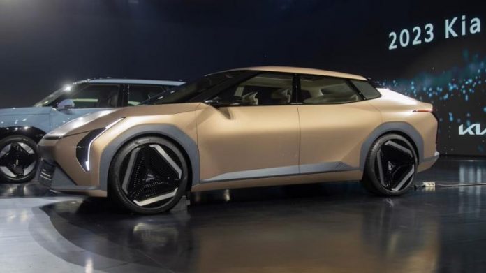 Kia анонсувала вихід футуристичного електричного седана EV4 у 2025 році