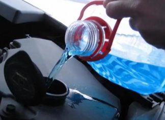 Як розморозити рідину у бачку омивача: автоексперти розкрили секрети