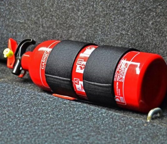 В Україні водіям заберуть права за відсутність вогнигасника в авто В Україні водіям заберуть права за відсутність вогнигасника в авто