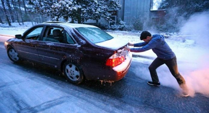 Автомеханік попередив про ризики запуску двигуна автомобіля з штовхача