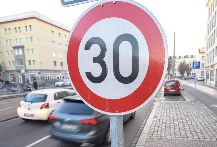 Швидкість обмежать до 30 км/год: які зміни чекають на водіїв