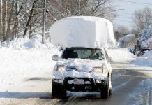 Чому не варто залишати сніг на даху автомобіля: пояснення інструкторів