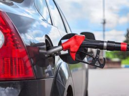 Чому автомобілі мають різне розташування горловини бензобака