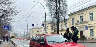 Водіям нагадали про місця, де заборонено зупинятися