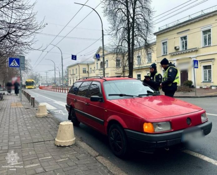 Водіям нагадали про місця, де заборонено зупинятися