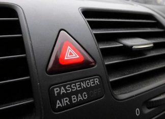 Водіїв штрафуватимуть і позбавлятимуть прав за зловживання «аварійкою»
