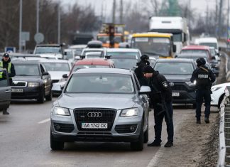 Як не ускладнити ситуацію: головні заборони для водіїв при зупинці поліцією