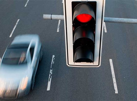 Поліцейські розповіли про винятки з правила зупинки на червоне світло Поліцейські розповіли про винятки з правила зупинки на червоне світло