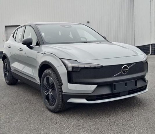 Volvo показала EX30 Cross Country на реальних фотографіях