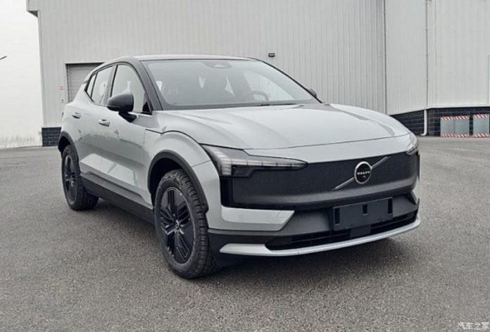 Volvo показала EX30 Cross Country на реальних фотографіях