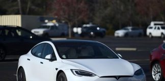У відповідь на мита Трампа Канада припиняє субсидії для Tesla на електромобілі