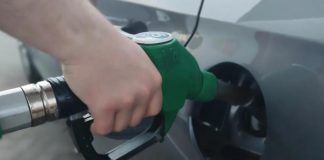 Водіям нагадали, чим загрожує заправка з неправильного боку