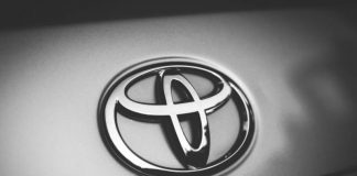 Toyota зупиняє три свої заводи