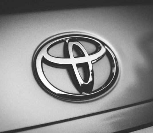 Toyota зупиняє три свої заводи