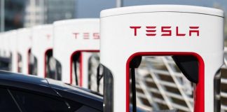 У Франції підпалили понад десять зарядних станцій Tesla