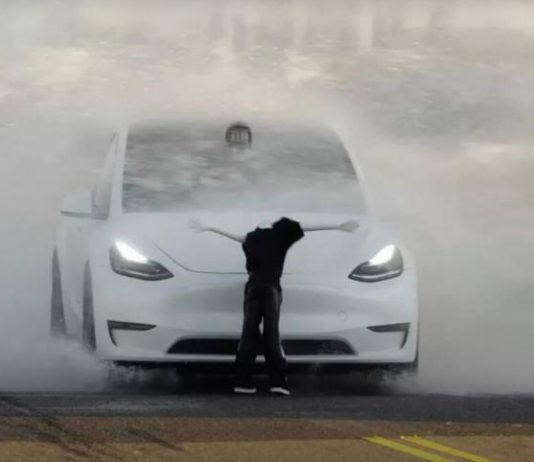 Блогери знайшли новий спосіб обдурити автопілот Tesla