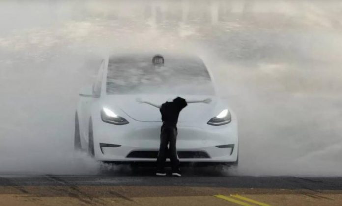 Блогери знайшли новий спосіб обдурити автопілот Tesla