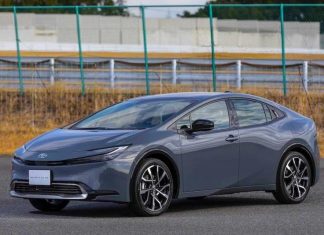 Завод Toyota постраждав від граду: виробництво Prius і Corolla під загрозою