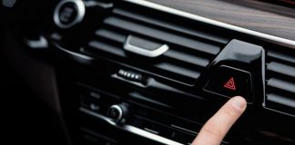 Чи потрібно вмикати «аварійку», коли вас зупиняє поліція