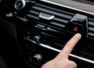 Чи потрібно вмикати «аварійку», коли вас зупиняє поліція
