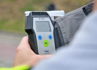 Як має проходити перевірка водія на алкоголь згідно із законом