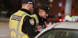 Чому водіям не слід глушити машину, коли зупиняє поліція