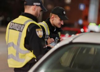 Чому водіям не слід глушити машину, коли зупиняє поліція