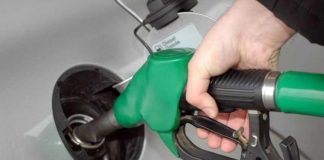 На АЗС пояснили, чим небезпечне пролиття бензину на кузов авто