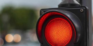 Юрист пояснив, як уникнути штрафу за проїзд на червоне світло